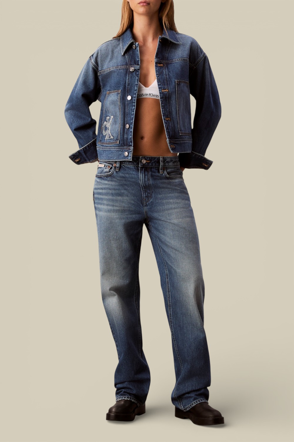 תמונת כל הלוק של מכנסי ג'ינס בגזרה ישרה